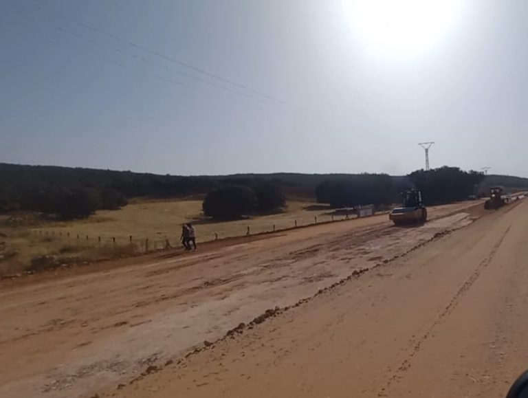 الطريق الوطنية بين إفران والحاجب... أشغال بدون مراقبة ومصيدة للزوار ليلاً