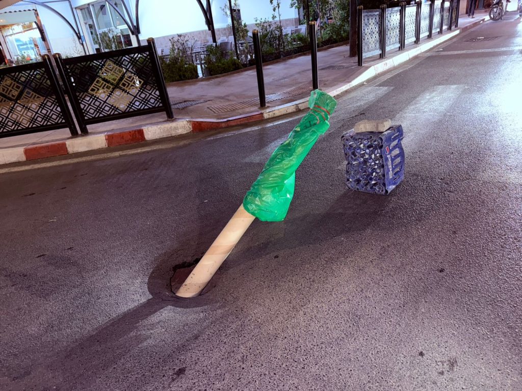 مراكش.. المنصوري عاجزة عن إصلاح حفرة تهدد حياة المواطنين بمراكش - صور