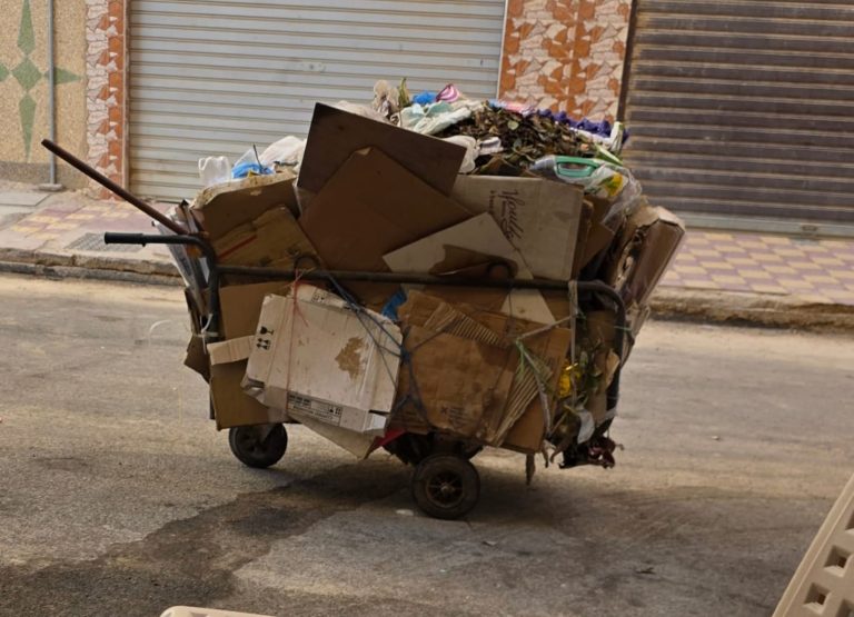 عمال النظافة بجرسيف.. جهود جبارة تُقابل بمعدات مهترئة وظروف صعبة