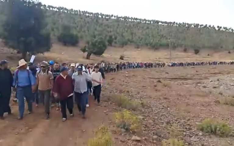 قافلة ساكنة آيت بوكماز تواصل مسيرتها نحو ولاية بني ملال خنيفرة