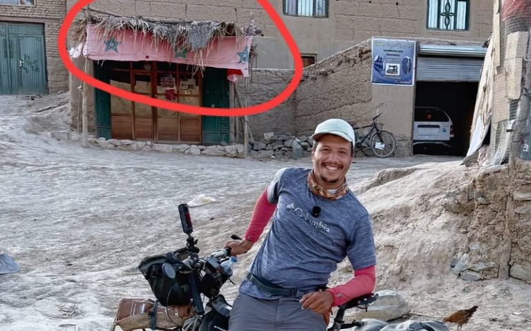 في قرية نائية بأفغانستان... رايات المغرب تزين محل بقالة