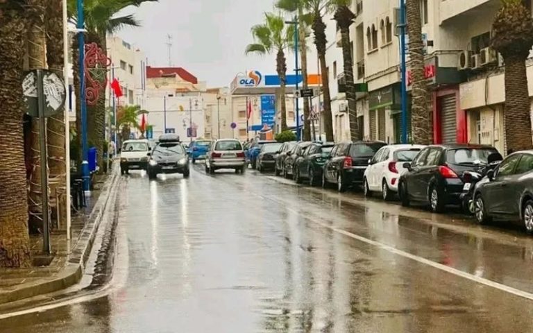 في عز الصيف.. طقس عاصف يضرب الحسيمة ويشلّ حركة الملاحة البحرية مؤقتا - صور