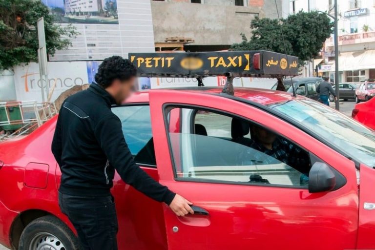 أكادير.. "التمييز" بين المواطنين والسياح ب "طاكسي" سوق الأحد ..هل يتدخل الوالي أمزازي؟