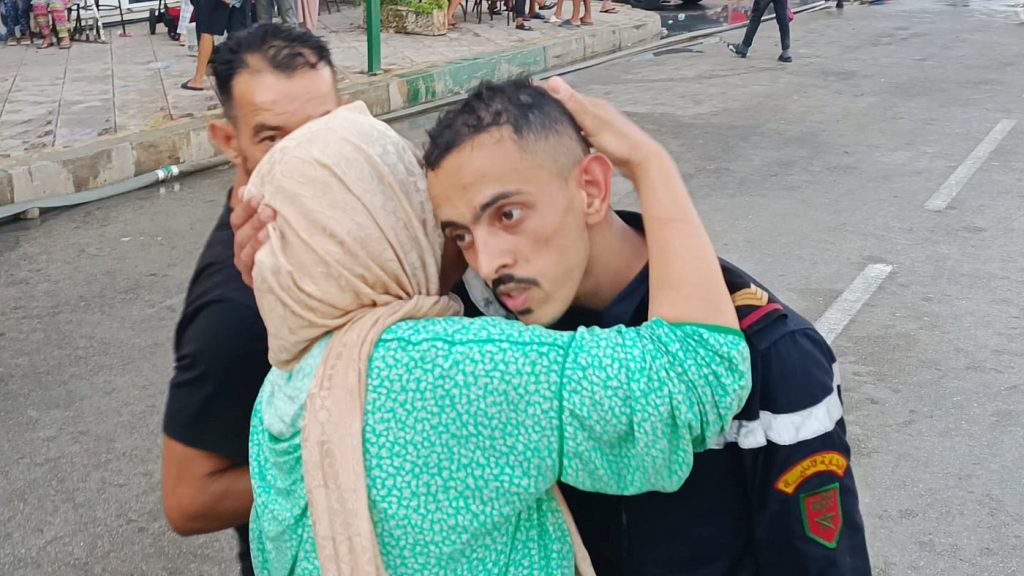 سيدة تقبل رأس عنصر من الوقاية المدنية