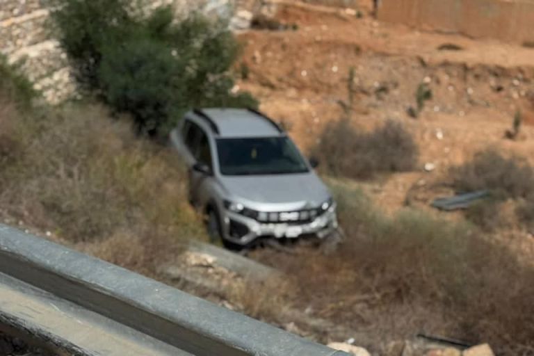 سقوط سيارة في وادٍ قرب مدرسة أجدير