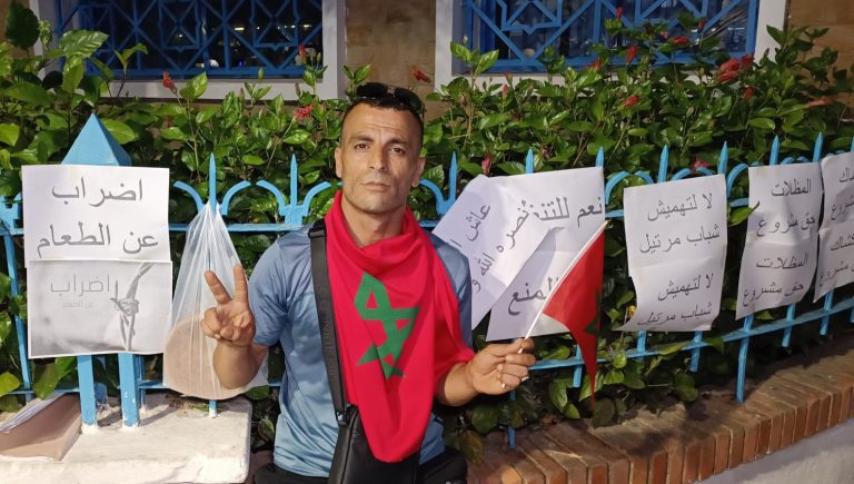 مرتيل.. نقل مضرب عن الطعام إلى المستشفى بعد احتجاج على منع كراء المظلات