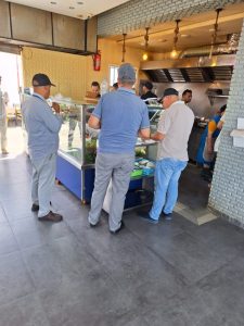 حملة واسعة بميناء الصيد بطنجة تُسفر عن حجز مواد غذائية فاسدة (صور)