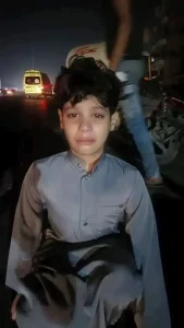 مصرع أب أمام عيني طفله.. صورة مؤثرة تشعل مواقع التواصل