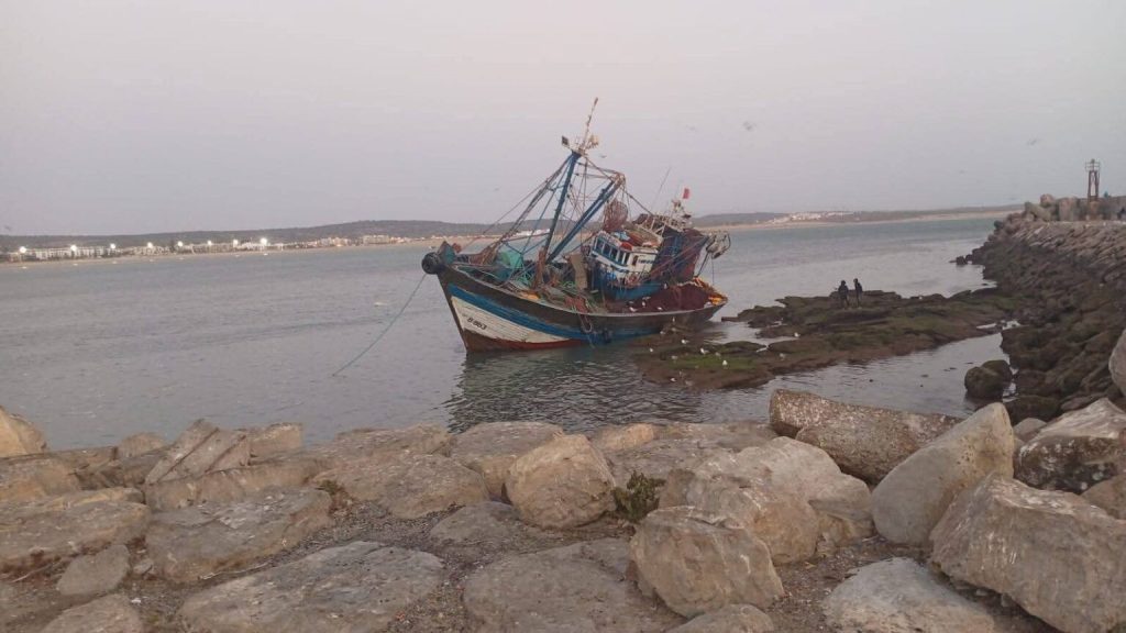 الصويرة.. مركب "سردين " عالق بين الصخور بالميناء يستنفر السلطات