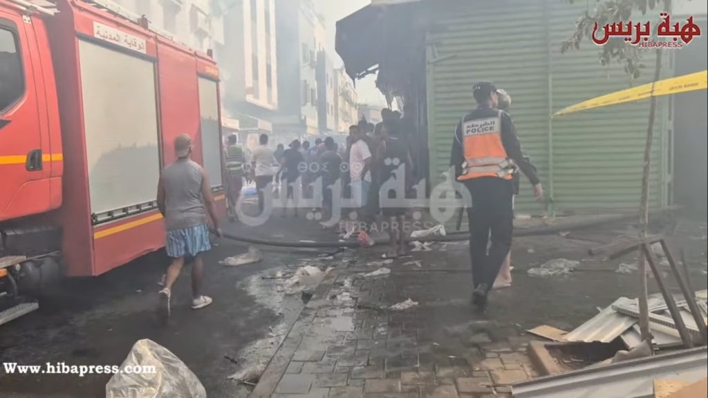 حريق مهول يلتهم أجزاء من سوق الخيام بمقاطعة عين الشق