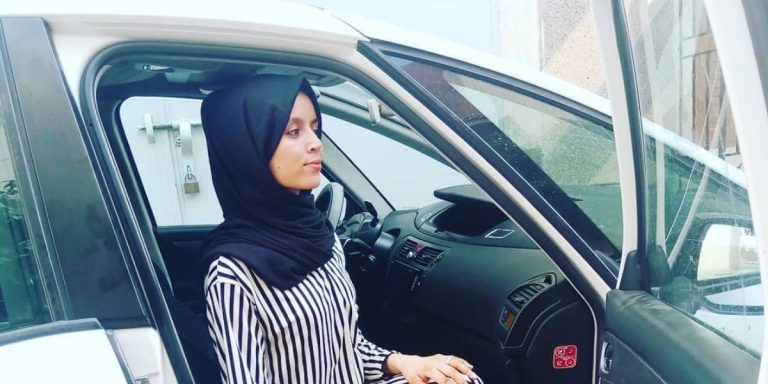 خديجة الصديقي تحذر صاحبة صفحة بسبب نشر صورها دون حجاب: "عندك 24 ساعة"