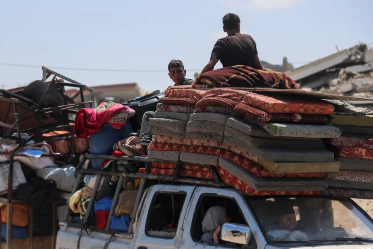 نزوح آلاف الفلسطينيين من شرق غزة وسط قصف إسرائيلي متواصل