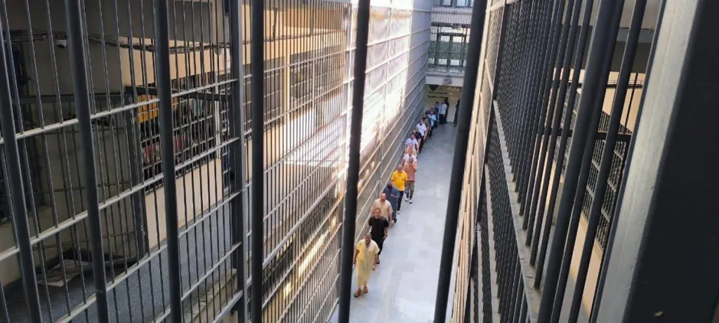 تداول مقاطع فيديو توثق انتهاكات بحق محتجزين في سجن معيتيقة