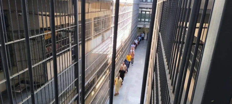 تداول مقاطع فيديو توثق انتهاكات بحق محتجزين في سجن معيتيقة