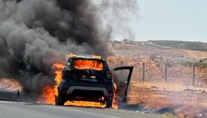 حريق مفاجئ يلتهم سيارة على الطريق السيار بين فاس ومكناس(صورة)