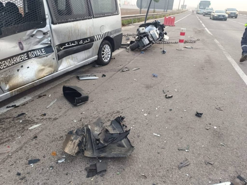 حادث سير بطيط مليل يتسبب في أضرار لمركبتي الدرك الملكي(صور)