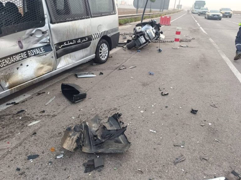 حادث سير بطيط مليل يتسبب في أضرار لمركبتي الدرك الملكي(صور)