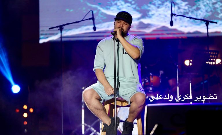 الدوزي يشعل منصة مهرجان اتصالات المغرب وسط حشود غفيرة بالحسيمة