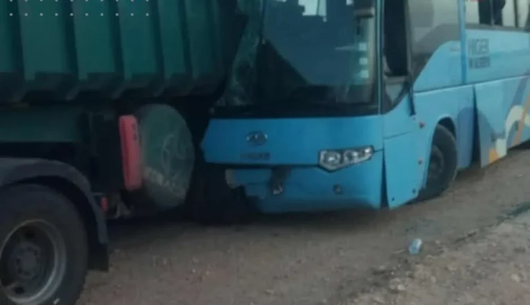 حادث اصطدام حافلة بشاحنة بالجزائر