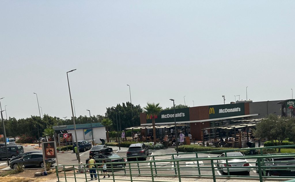برشيد.. المتشردون و أصحاب "الجيليات الصفراء" يحتلون باركينغ ماكدونالدز و يثيرون استياء الزبناء