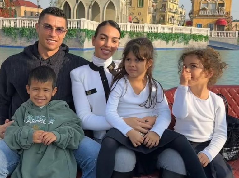 ابنة جورجينا وكريستيانو تخطف الأنظار بإتقانها العزف على الكمان - صورة