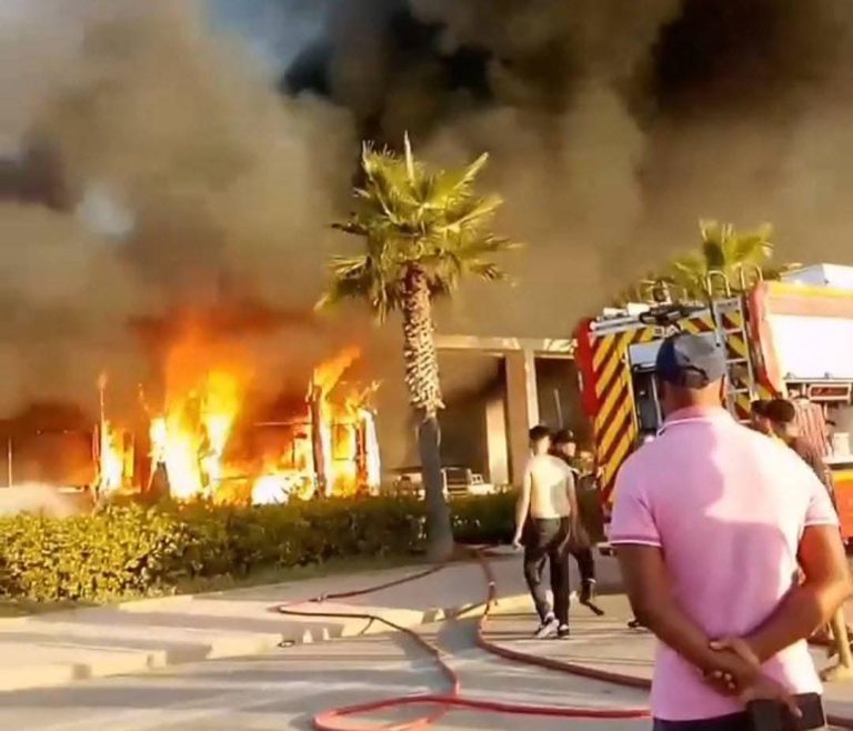 الوقاية المدنية تطوق حريق مقهى بمارينا السعيدية