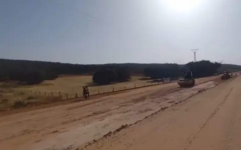 أشغال غير مؤمَّنة بالطريق الوطنية بين إفران والحاجب والوزارة خارج التغطية