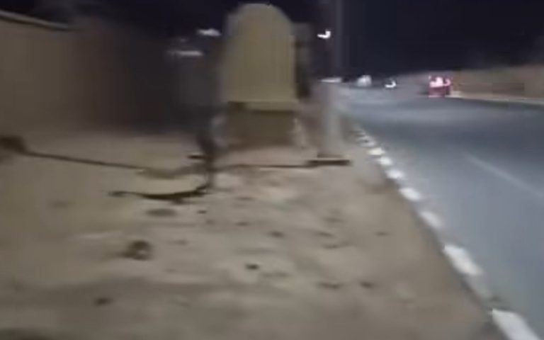 تارودانت.. فيديو يوثق هجوم عصابة على السيارات في منطقة الكردان