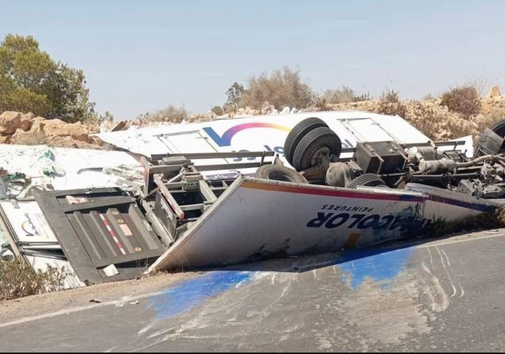 انقلاب شاحنة محمّلة بالصباغة في تافوغالت