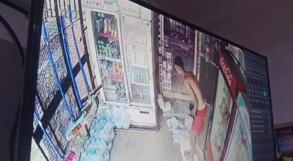 هجوم شخص على محل لبيع المواد الغذائية بتمنصورت
