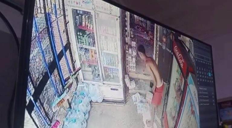 هجوم شخص على محل لبيع المواد الغذائية بتمنصورت