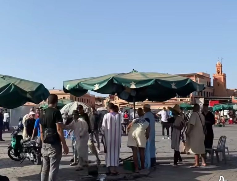 حلقة لروّاض الثعابين بساحة جامع الفنا