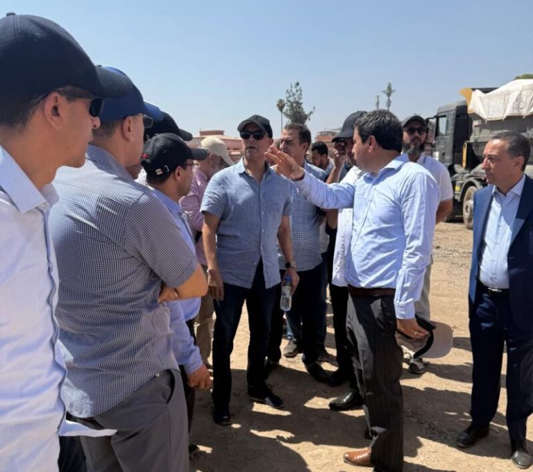 والي جهة مراكش آسفي في جولات ميدانية مفاجئة لمعالجة اختلالات المرور والنظافة