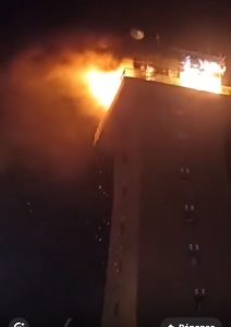 عاجل …حريق هائل يلتهم برج مراقبة مطار زاكورة(صورة)