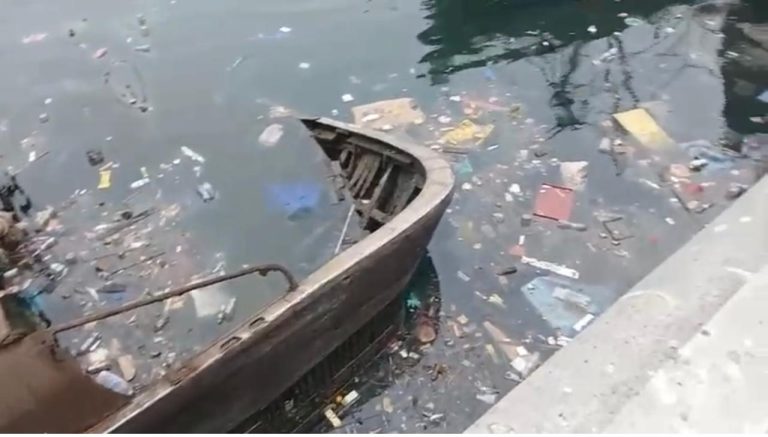 ميناء أكادير.. التلوث يحاصر الشاطئ ويحرم المدينة من "اللواء الأزرق"