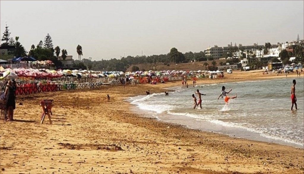 رغم الأمطار.. شواطئ المحمدية تواصل استقبال المصطافين في آخر أيام غشت
