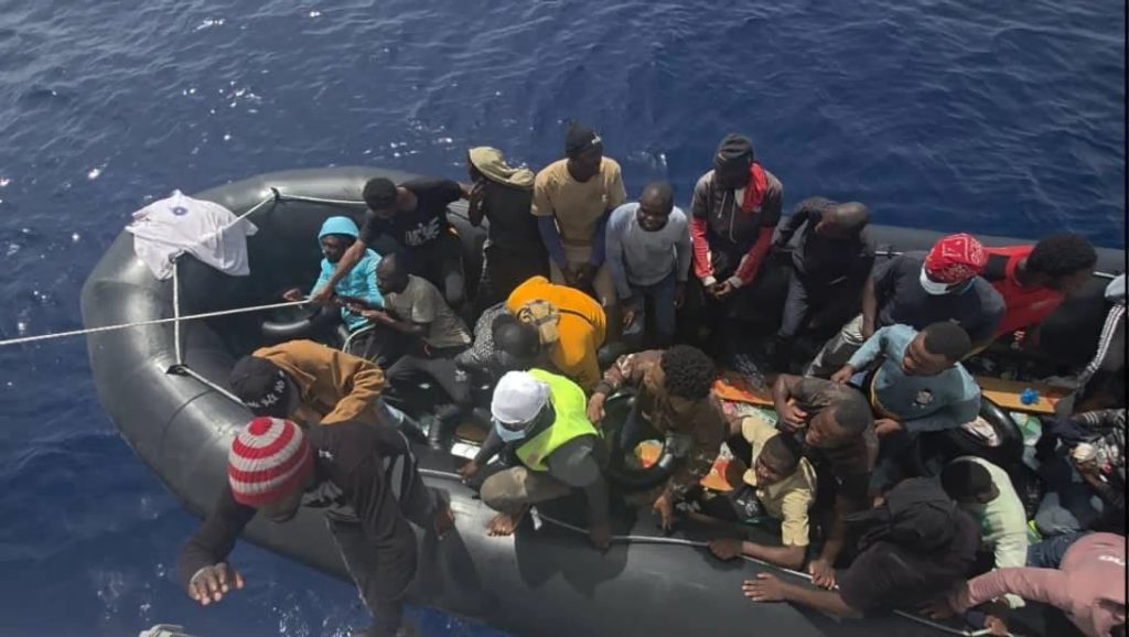خفر السواحل الليبي ينقذ 58 مهاجراً عالقين قبالة زوارة