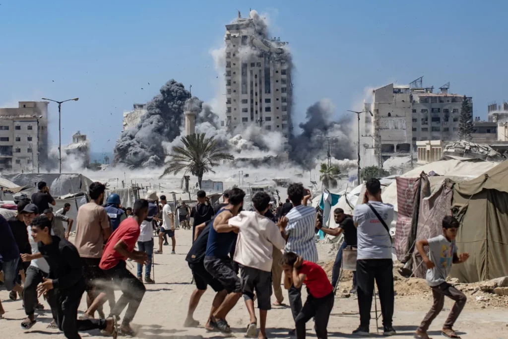 إسرائيل تصعد غاراتها على غزة وتدمر أحد أبرز أبراج المدينة(صورة)