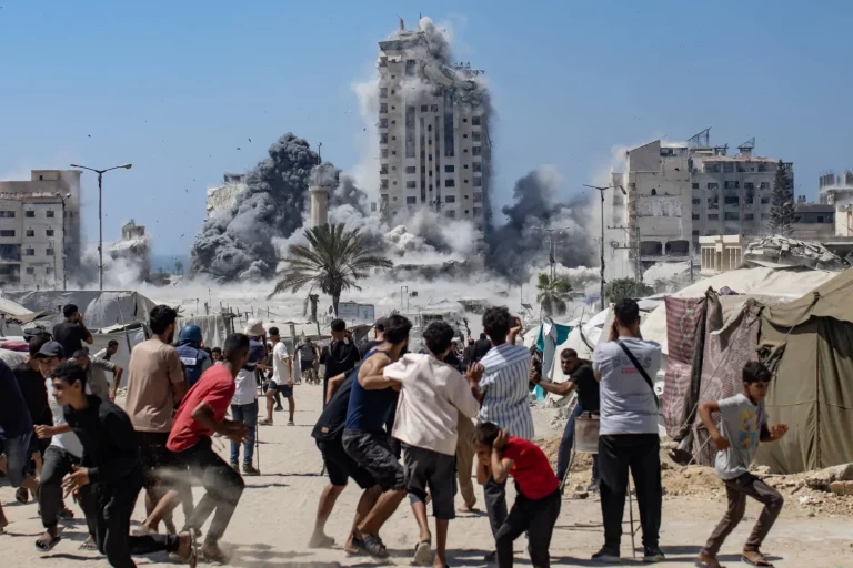 إسرائيل تصعد غاراتها على غزة وتدمر أحد أبرز أبراج المدينة(صورة)