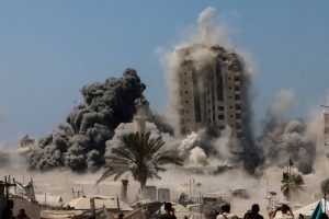 إسرائيل تصعد غاراتها على غزة وتدمر أحد أبرز أبراج المدينة(صورة)