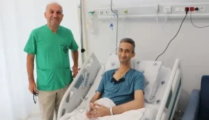 رجل ينجو من جراحة قلب نادرة بعد 13 عاماً من التشخيص الخاطئ (صور)