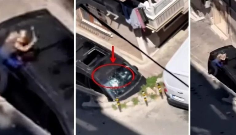 سيدة تثير الفوضى وتُهشم سيارة بمطرقة أمام المارة (فيديو)
