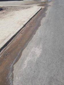 انفجار قناة للماء الصالح للشرب يثير غضب ساكنة مراكش(صور) 6 انفجار قناة للماء الصالح للشرب يثير غضب ساكنة مراكش(صور)