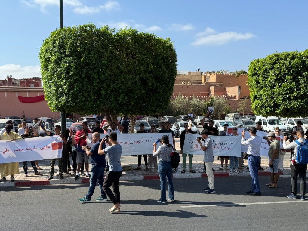 مراكش تخلق الاستثناء.. انتفاضة عمال مقاهي الشيشا(صور)