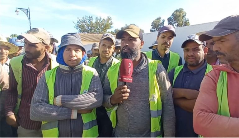 فاس.. عمال شركة متعاقدة مع الدرك الملكي يحتجون على تصرفات مقاول يهددهم بالإعتقال(فيديو)