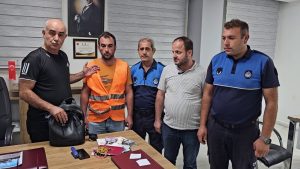 تصرف "بطولي" لعامل نظافة بعد العثور على "كنز" من الذهب (صور) 6 تصرف "بطولي" لعامل نظافة بعد العثور على "كنز" من الذهب (صور)