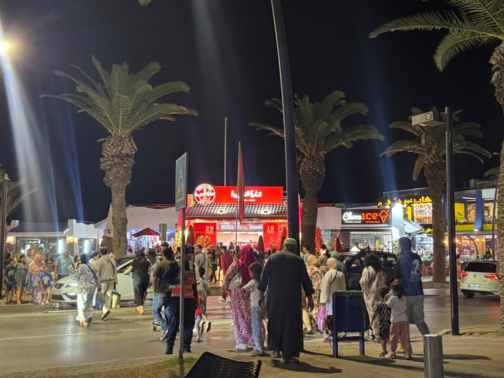 المضيق مازالت قبلة للسياح رغم دخول شتنبر
