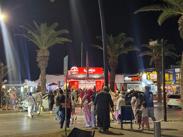 المضيق مازالت قبلة للسياح رغم دخول شتنبر