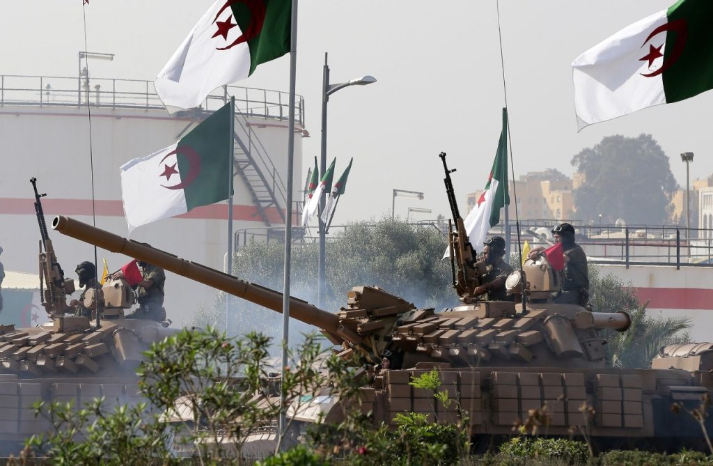 بعد فرار الجنرال "ناصر الجن".. استنفار أمني غير مسبوق داخل أجهزة الأمن والجيش في الجزائر
