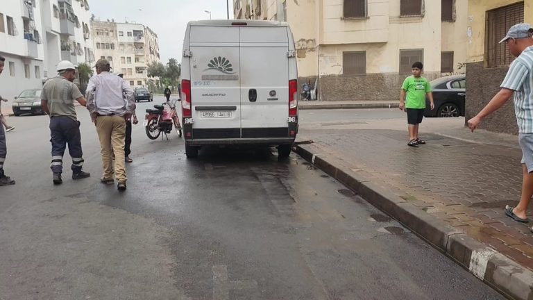 عين السبع تغرق بسبب انكسار أنبوب الماء الصالح للشرب… وعجز فرق التدخل يثير الاستياء
